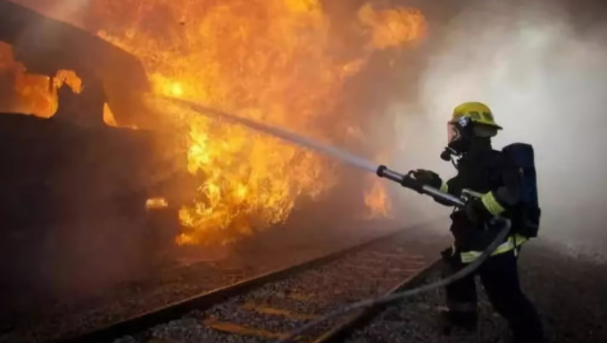 汽车上发生火灾如何逃生正确的做法是什么